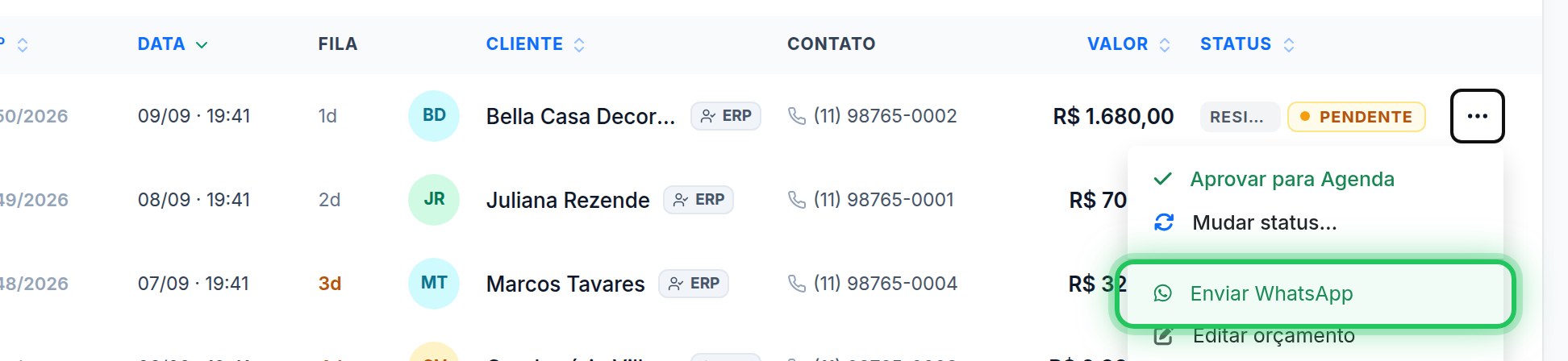 Na lista de Orçamentos, abra o menu de três pontinhos da linha e clique em
      Enviar WhatsApp. O sistema monta a mensagem com o link do orçamento já dentro —
      você só confere e envia.